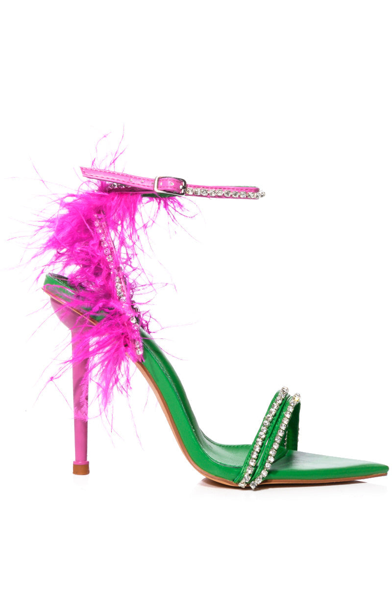 AZALEA WANG ELLA COLOR BLOCKED FEATHER SANDAL IN GREEN