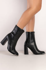 AZALEA WANG FRESCO ZIP CHUNKY BOOT IN BLACK