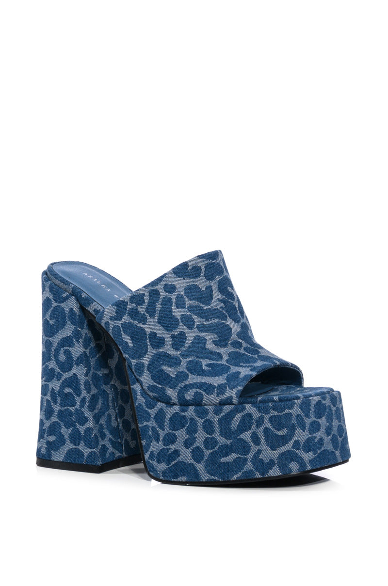 AZALEA WANG SHEBA CHUNKY SANDAL IN DENIM