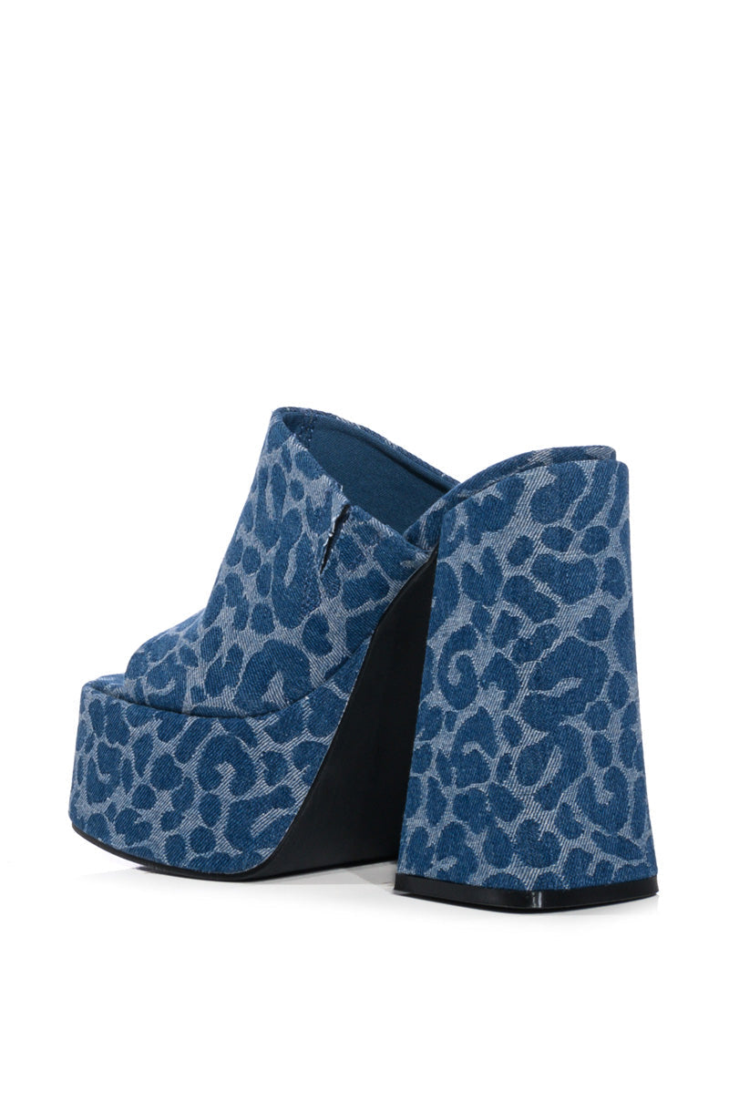AZALEA WANG SHEBA CHUNKY SANDAL IN DENIM