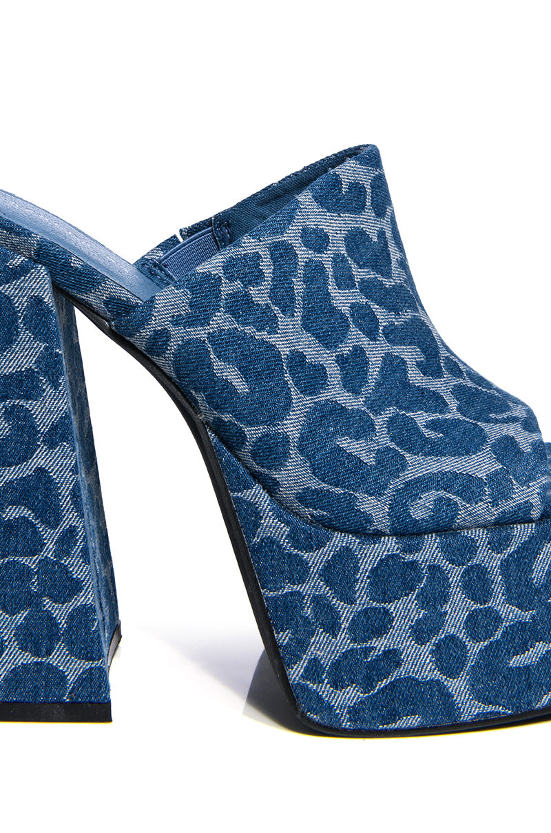 AZALEA WANG SHEBA CHUNKY SANDAL IN DENIM