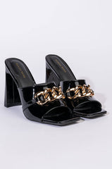 AZALEA WANG TAKE A CHANCE CHUNKY SANDAL IN BLACK