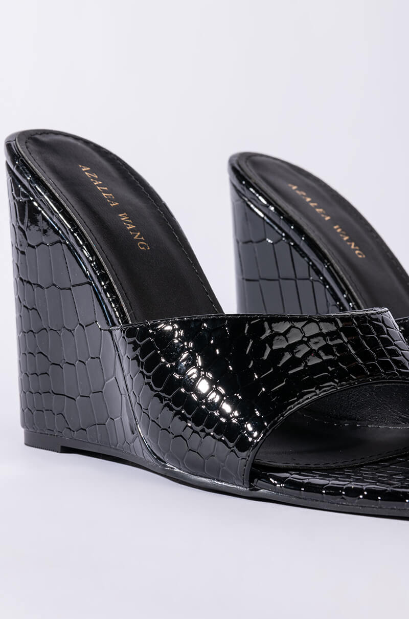 AZALEA WANG TAKE IT EASY WEDGE SANDAL IN BLACK