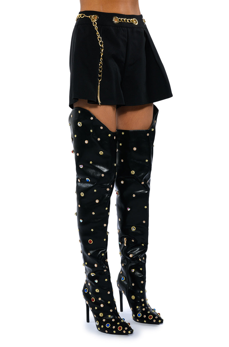 BETTER DAYS FLOUNCE SHORT WITH CHAIN BELT