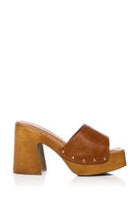 GROOVY CHUNKY PLATFORM SANDAL IN TAN