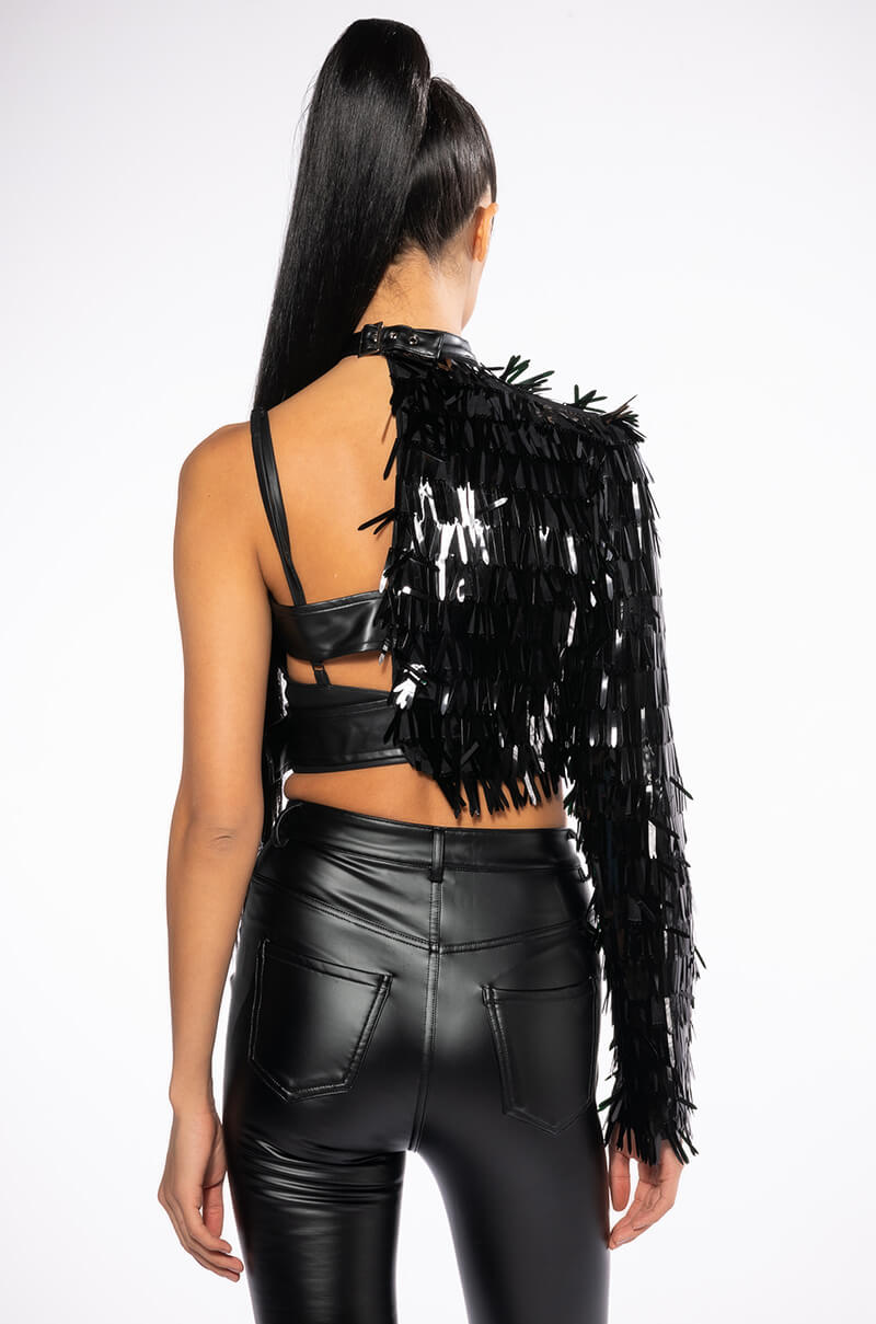 NEO ONE SLEEVED BUCKLE TOP