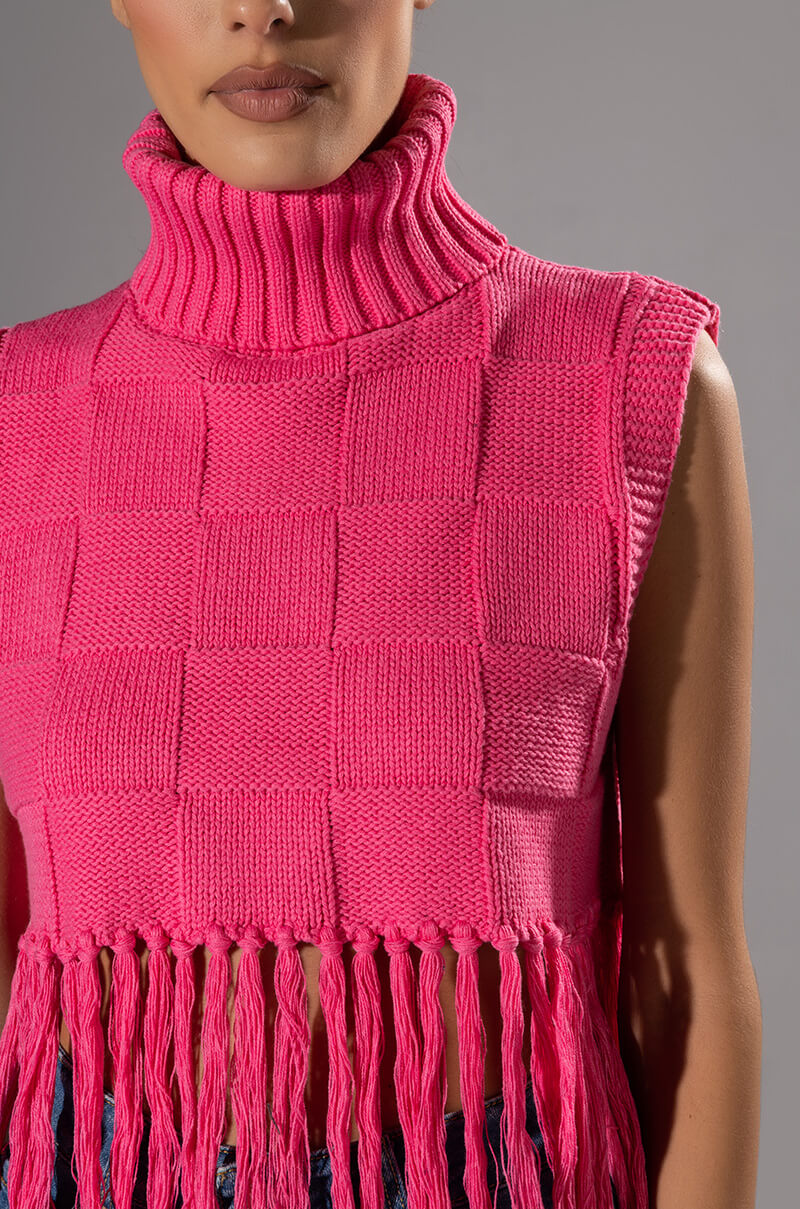 ON PURPOSE SLEEVELESS TURTLENECK FRINGE SWEATER IN PINK