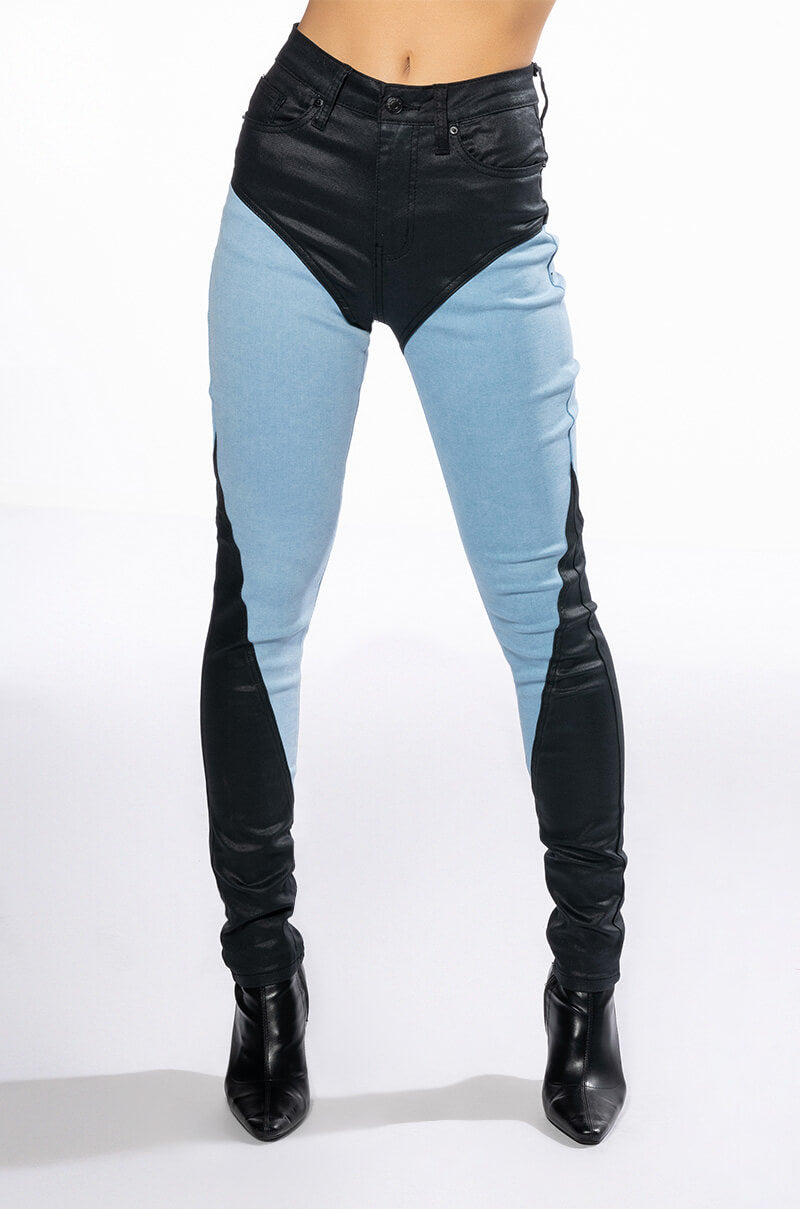 THE WAY SHE MOVES SKINNY JEANS