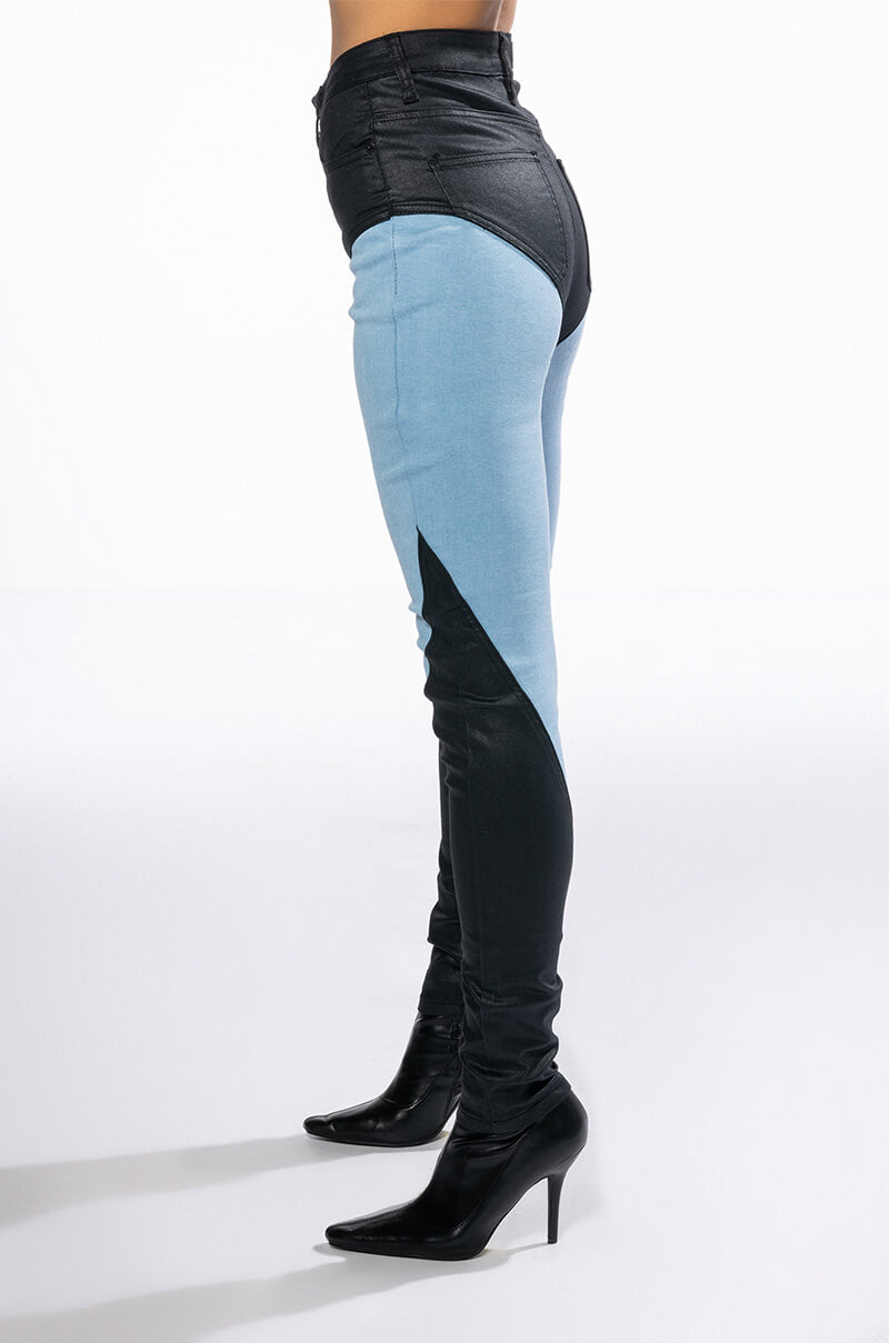 THE WAY SHE MOVES SKINNY JEANS