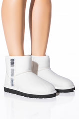 UGG CLASSIC MINI SIDE LOGO II BOOTIE IN WHITE